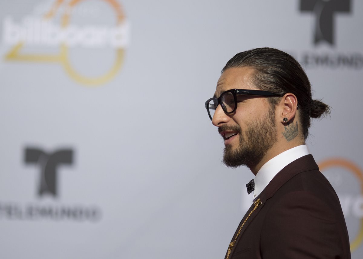 Maluma fue grabado mientras imitaba a un seguidor, y creó polémica (Foto Prensa Libre: EFE).