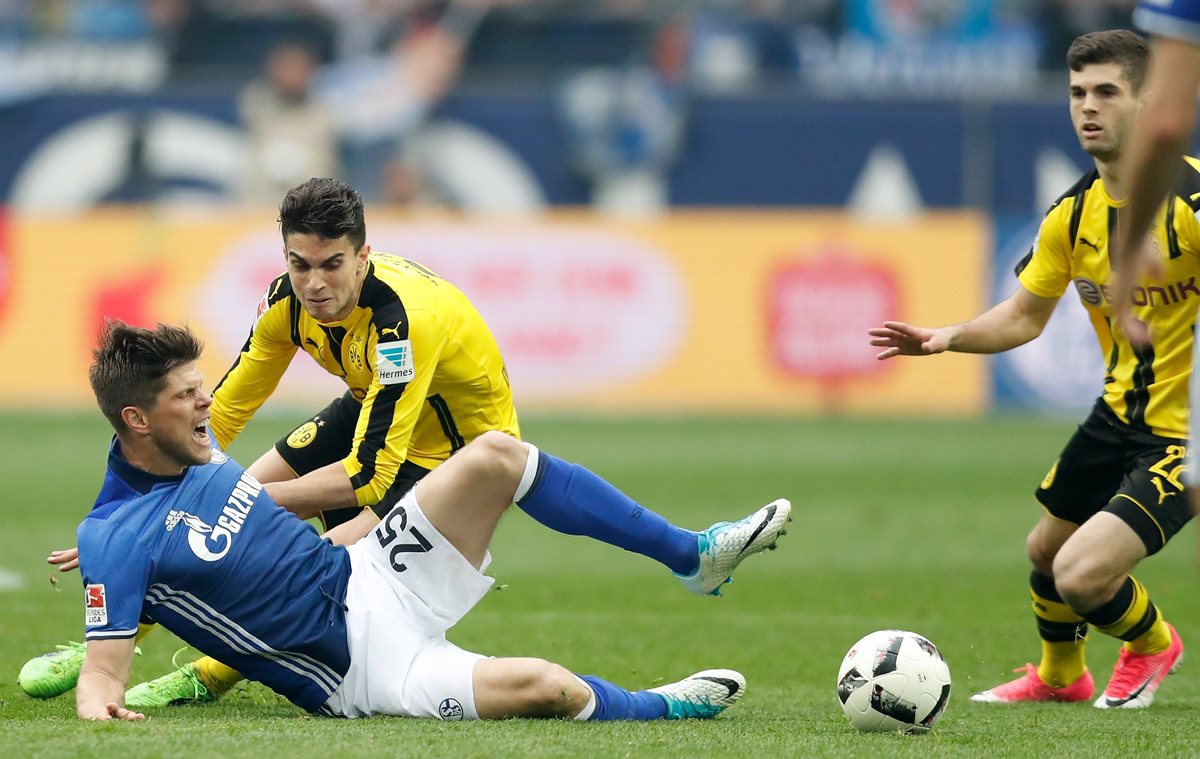 Marc Bartra, en acción, durante el partido contra el Schalke. (Foto Prensa Libre: EFE)