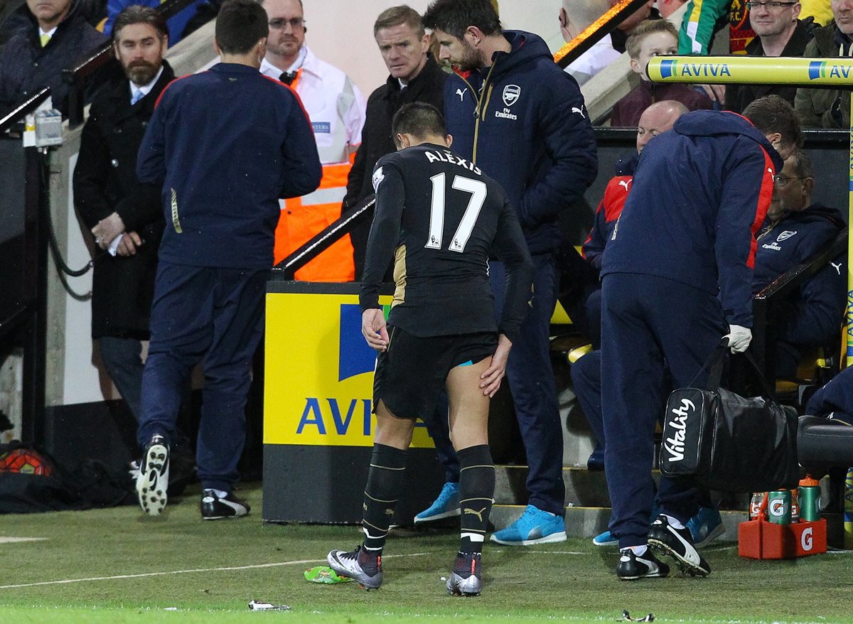 Este es el momento en que se retira lesionado en el juego entre el Arsenal y el Norwich. (Foto Prensa Libre: AFP)