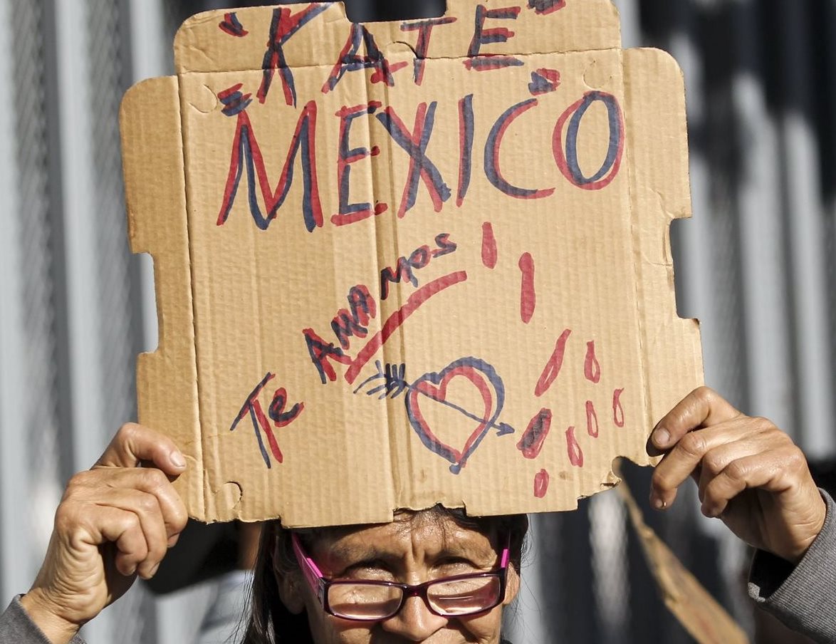 Una mujer sostiene un cartel en el que manifiesta su apoyo a la actriz mexicana Kate del Castillo, frente al consulado general de México en Los Ángeles, EE. UU. (Foto Prensa Libre: AFP).