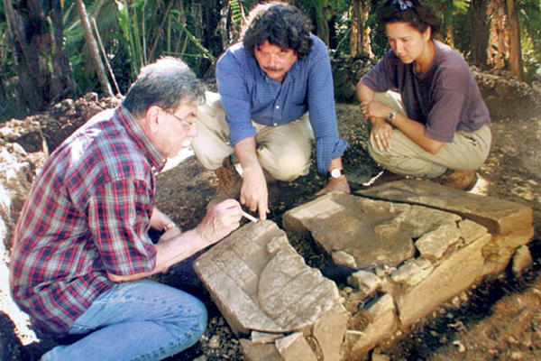 En plena faena de excavación, con el arqueólogo y antropólogo estadounidense Arthur Demarest —centro—.