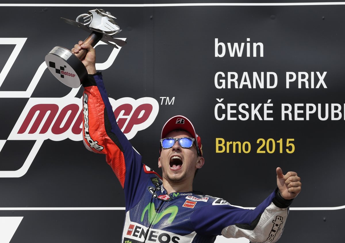 Lorenzo festeja su nueva conquista, ahora en el circuito de Brno. (Foto Prensa Libre: AP)