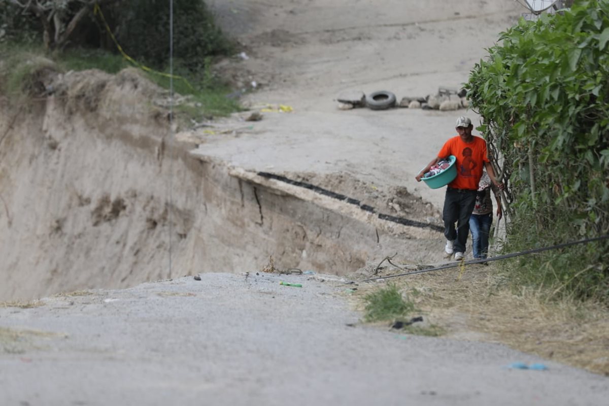 Vecinos del área temen que se originen más desprendimientos de tierra.(Prensa Libre: Óscar Rivas)