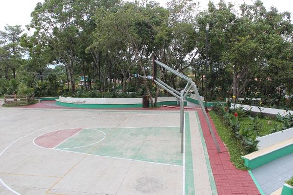 Hay canchas polideportivas para practicar baloncesto, papifutbol y voleibol. (Foto Prensa Libre: Oswaldo Cardona)