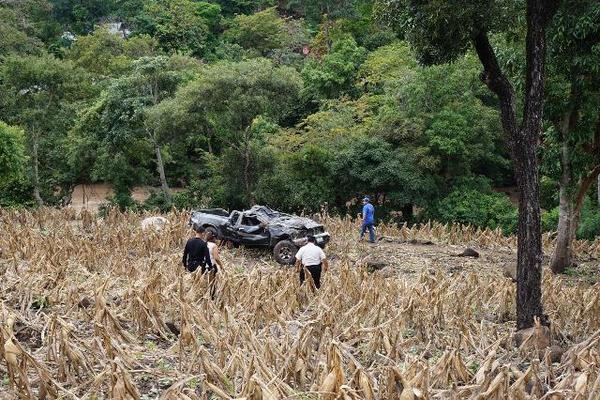 Policías y agentes del MP en el lugar donde quedó el picop. (Foto Prensa Libre: Víctor Gómez)<br _mce_bogus="1"/>