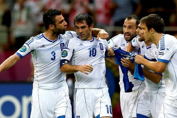 La selección de Grecia se clasificó a cuartos de final de la Eurocopa, dando así la sorpresa en el grupo A. (Foto Prensa Libre: EFE)