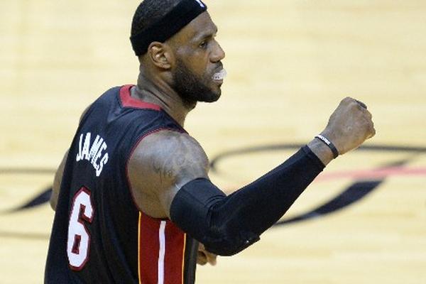LeBron James guió a los Heat al triunfo contra los Spurs. (Foto Prensa Libre: AFP)