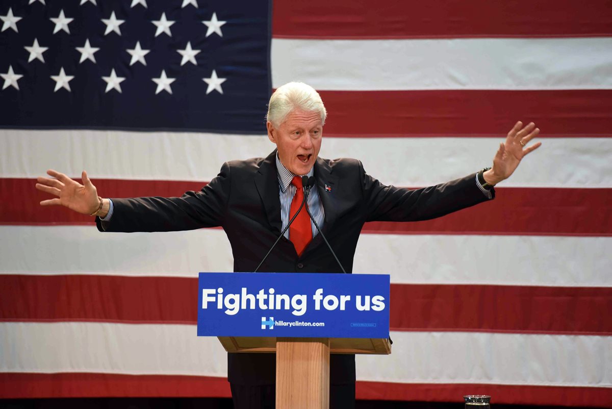 Bill Clinton, esposo de Hillary Clinton, podría hacerse cargo de "revitalizar" la economía de EE. UU. (Foto Prensa Libre: AP).