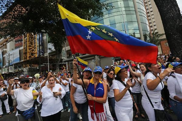 Mujeres marchan en Caracas, Venezuela, contra la inseguridad y escasez de productos básicos. (Foto Prensa Libre: AP)