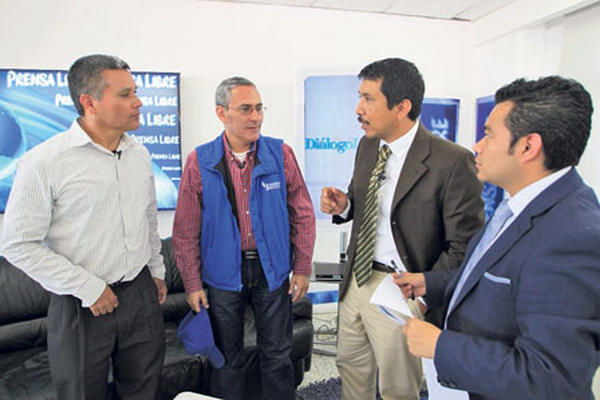 Álvaro Folgar y Édgar Guerra conversan con los periodistas Gustavo Montenegro y Luis Ángel Sas sobre los problemas en el transporte urbano.