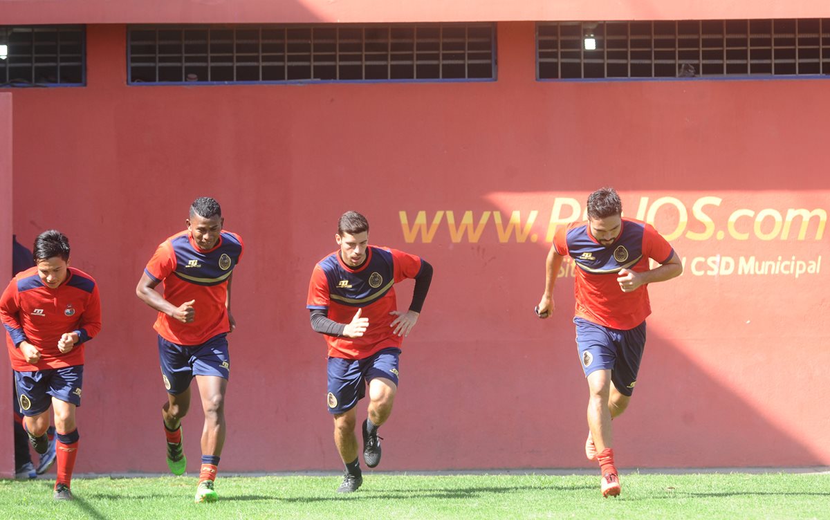 Carlos Kamiani (derecha)realiza un entrenamiento este miércoles en el estadio El Trébol. (Foto Prensa Libre: Francisco Sánchez).