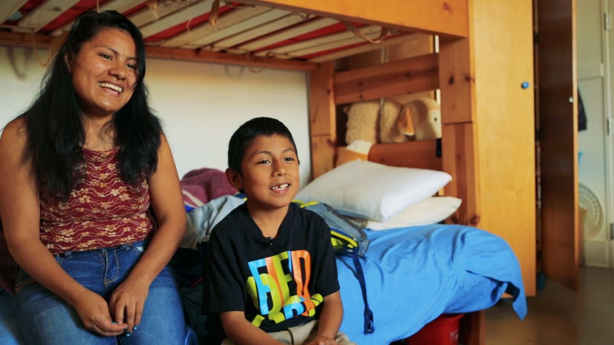 Hilda y su hijo Iván permanecen refugiados en un iglesia, pretenden evitar ser deportados. (Foto Prensa Libre: Cortesía Fusion)