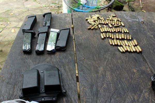 La Policía decomisó municiones y un arma de fuego durante un allanamiento en Retalhuleu. (Foto Prensa Libre: Rolando Miranda).