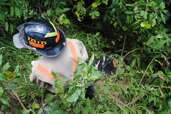 Un Bombero Voluntario observa el sitio en donde fue localizado el cadáver. (Foto Prensa Libre: Édgar Domínguez)<br _mce_bogus="1"/>