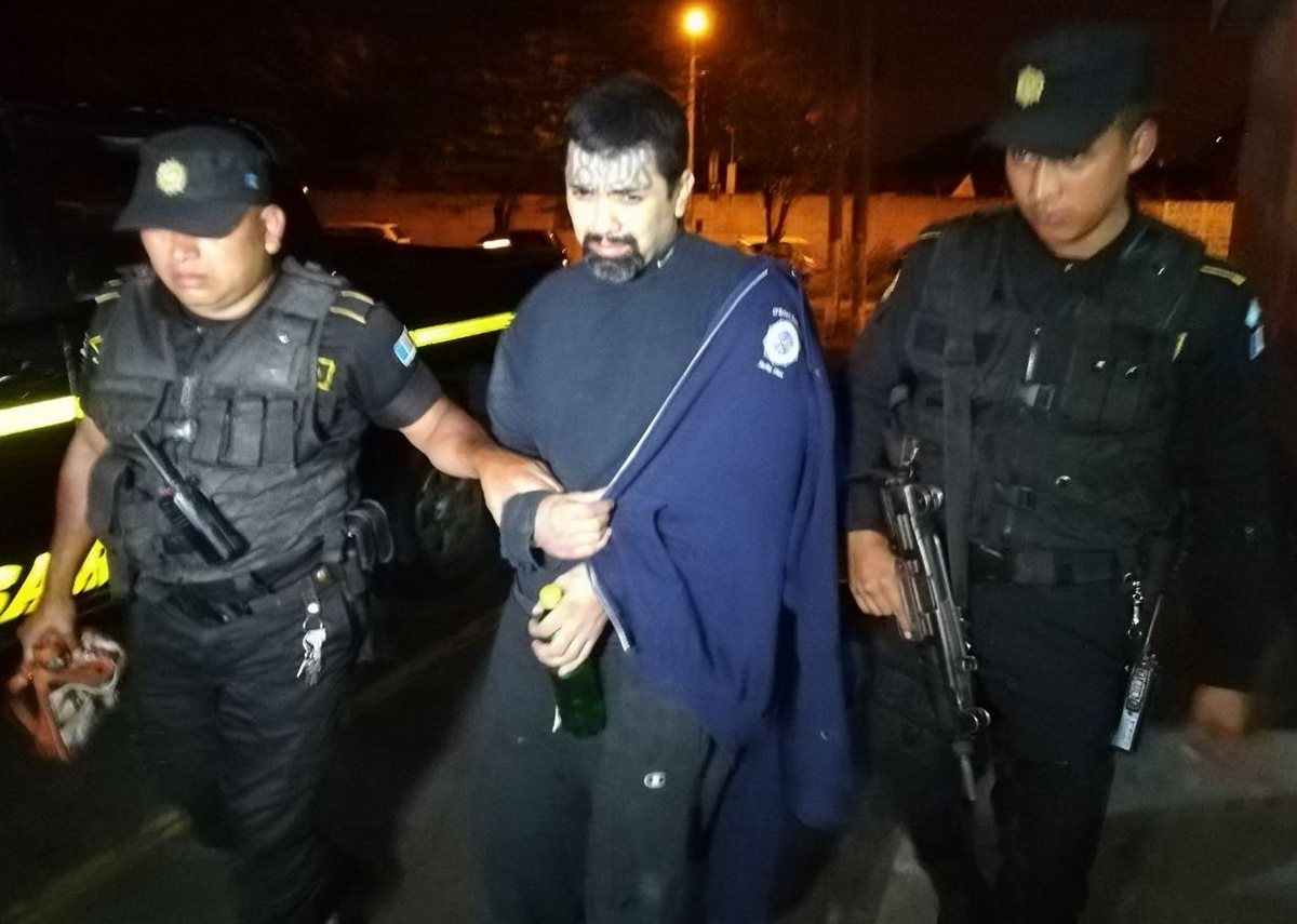 Álvaro Ignacio Aguirre Canté, alias el Micro, luego de ser capturado en la colonia Kennedy, zona 18. (Foto Prensa Libre: PNC).