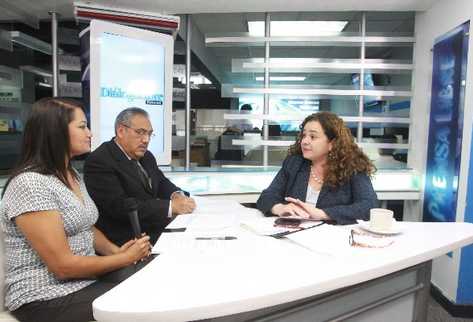La fiscal general,  Claudia Paz y Paz —Der.—, expone sus argumentos, durante la entrevista en el segmento Diálogo Libre,  a la periodista Rosmery González y al editor Rodolfo López.