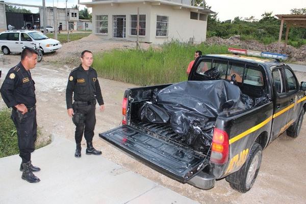 Los cuerpos fueron llevados a la morgue del Inacif. (Foto Prensa Libre: Rigoberto Escobar)<br _mce_bogus="1"/>