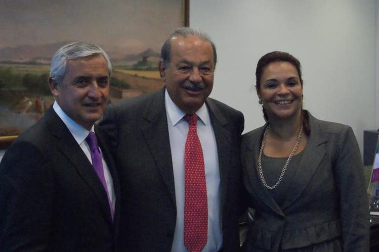 Una imagen de Carlos Slim con los entonces candidatos presidenciales Otto Pérez Molina y Roxana Baldetti, ahora presos y acusados de corrupción. (Foto Prensa Libre: Hemeroteca PL)