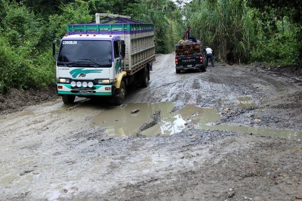 Camiones cargados  se quedan atascados, debido al  mal estado del camino. (Foto Prensa Libre: Óscar Figueroa)