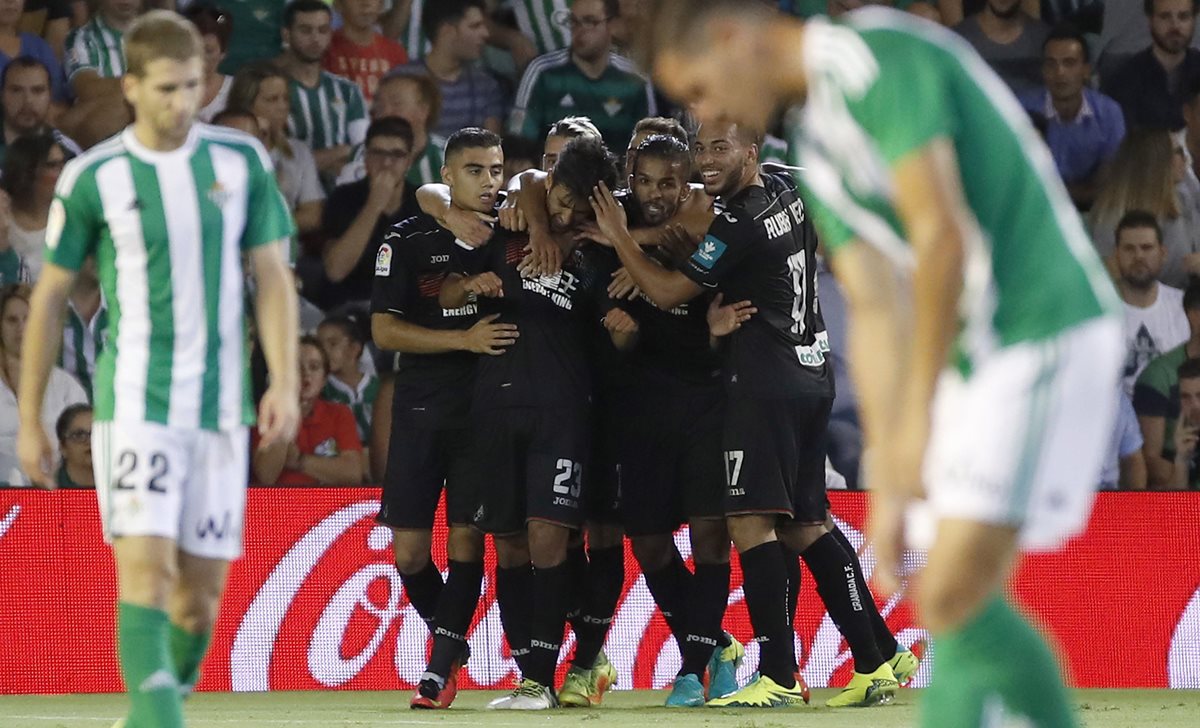 Los jugadores del granada celebran el primer gol del equipo granadino, durante el encuentro correspondiente a la cuarta jornada. (Foto Prensa Libre: EFE)