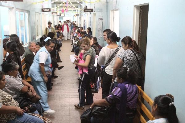 Debido a la falta de fondos en muchos hospitales del país, cientos de pacientes deben esperar durante varias horas para ser atendidos.