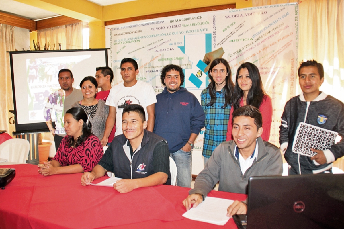 Representantes de  organizaciones civiles informan de sus actividades,  durante una reunión en la cabecera de Huehuetenango.