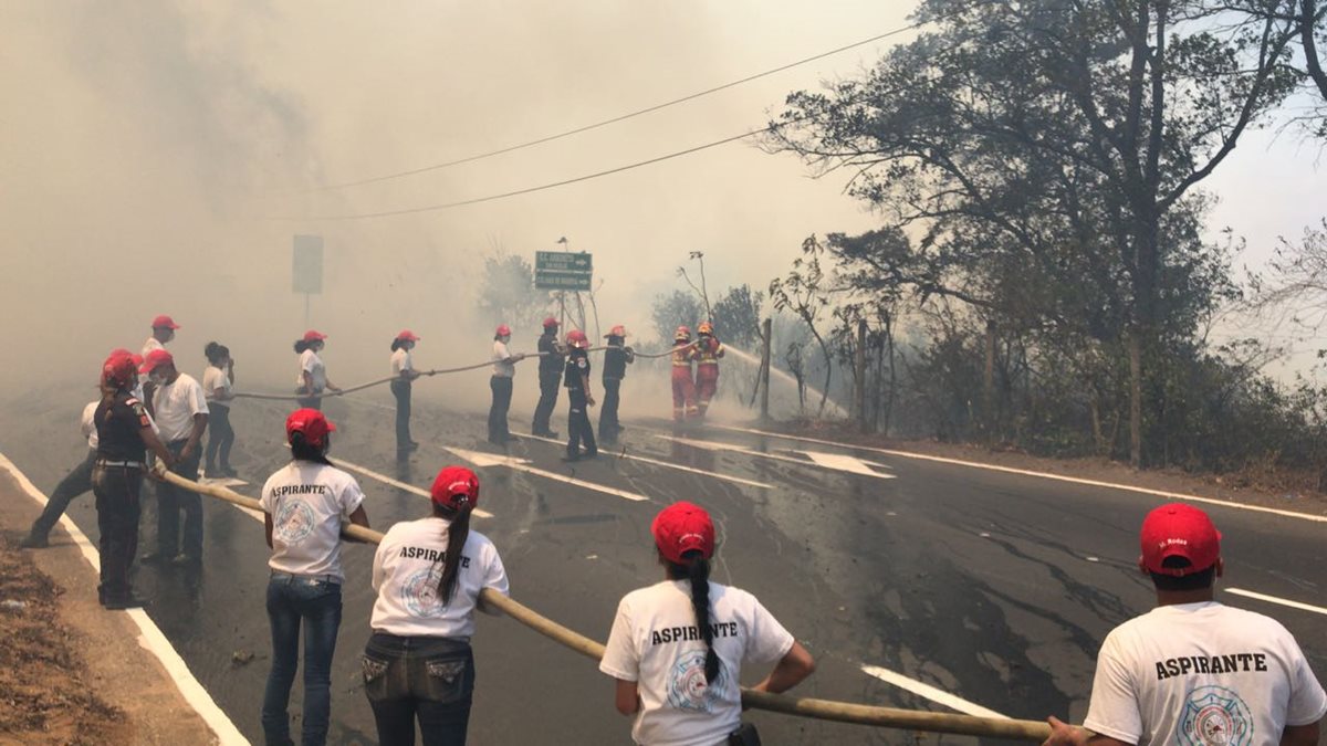 Estudiantes de la Escuela de Bomberos Municipales apoyan en el incendio.