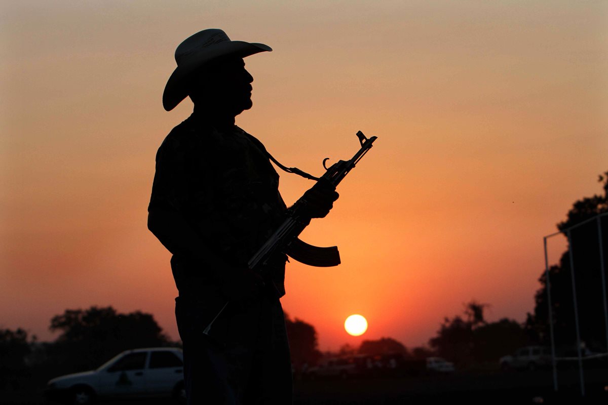 Los autodefensas surgieron ante el temor de los carteles. (Foto Prensa Libre: AP)