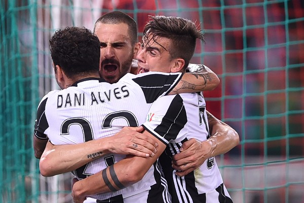 Dani Alves festeja con sus compañeros el primer gol de la Juventus contra la Lazio en la final de la Copa Italia. (Foto Prensa Libre: AFP).