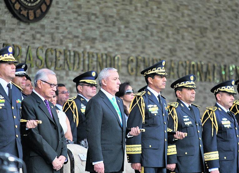 Otto Pérez Molina y su ministro de defensa Manuel López Ambrosio, durante el Día del Ejército en la Brigada Mariscal Zavala, el 30 de junio de 2015. (Foto Prensa Libre: Hemeroteca PL)