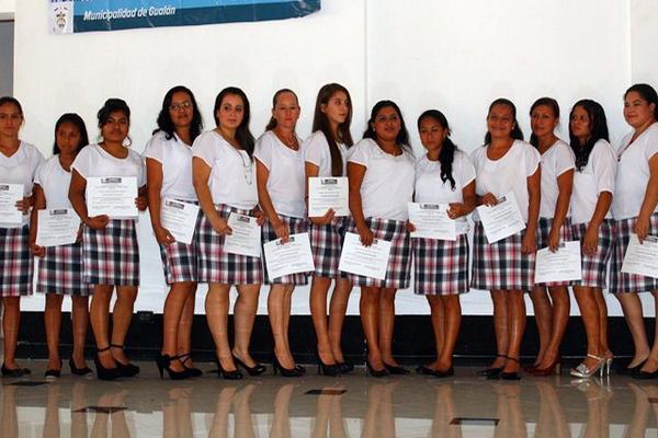 Parte del grupo de mujeres que culminó la capacitación en Gualán, Zacapa. (Foto Prensa Libre: Julio Vargas) <br _mce_bogus="1"/>