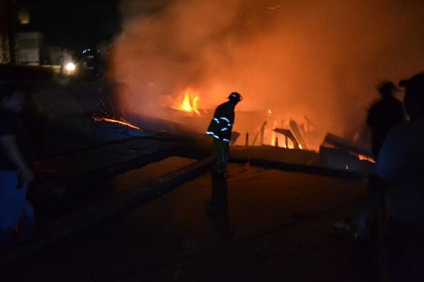 Bomberos voluntarios y municipales sofocan las llamas en el mercado municipal de la ciudad de  Chiquimula.
