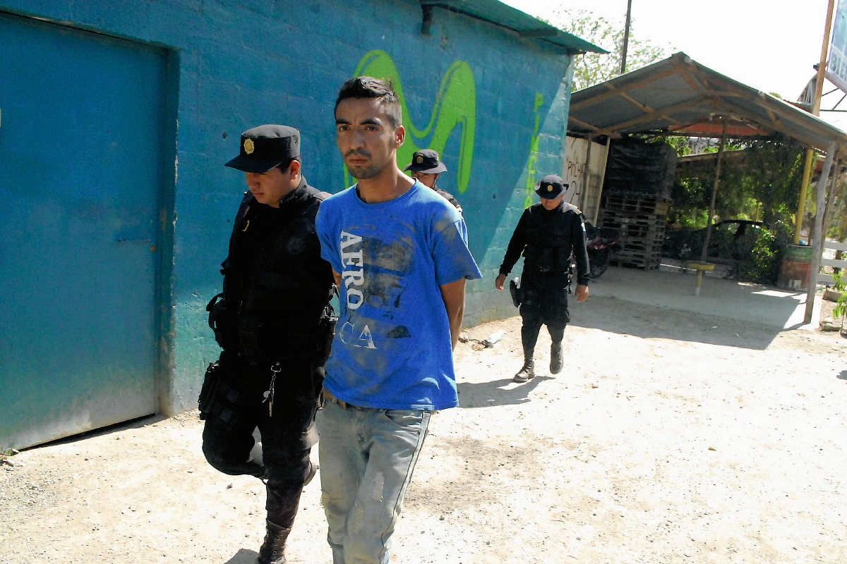 Édgar Leonidas Cano  fue capturado junto a una mujer en Sanarate, El Progreso, donde les decomisaron droga. (Foto Prensa Libre:  Hugo Oliva)