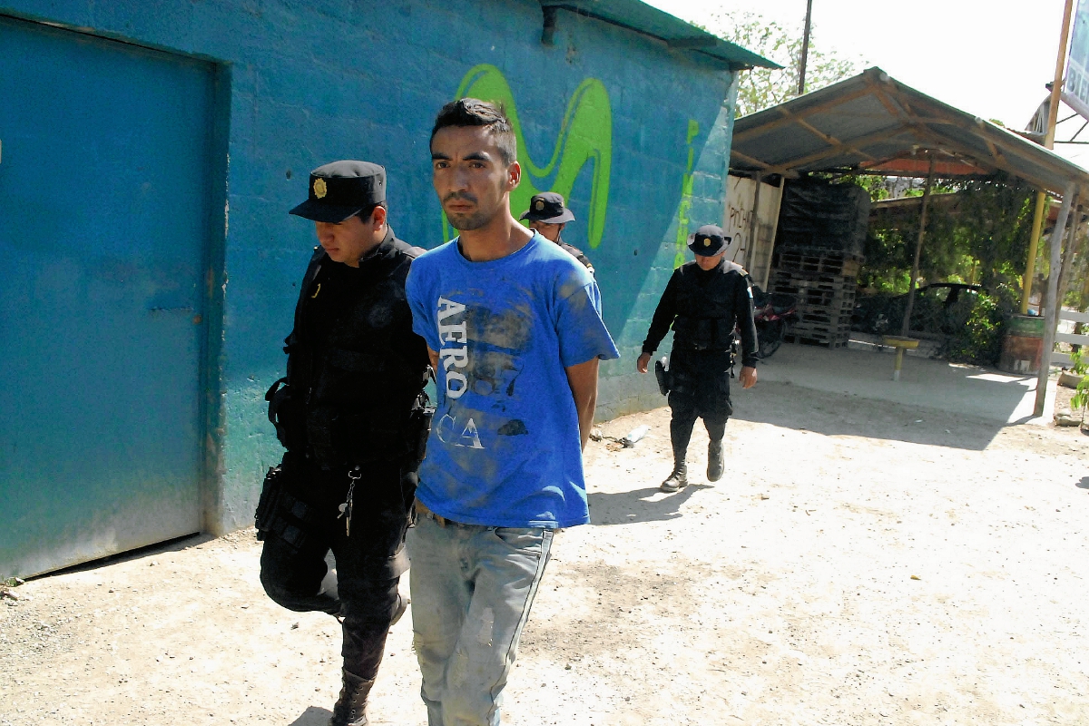 Édgar Leonidas Cano  fue capturado junto a una mujer en Sanarate, El Progreso, donde les decomisaron droga. (Foto Prensa Libre:  Hugo Oliva)