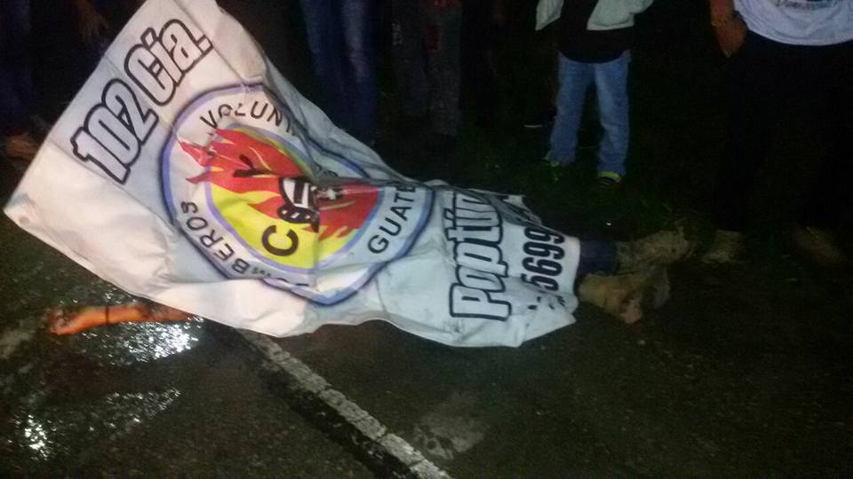 Una de las víctimas del accidente de tránsito en Poptún, Petén. (Foto Prensa Libre: Rigoberto Escobar).