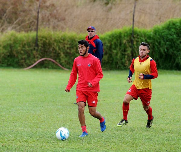 Cristian Jiménez conduce el esférico en el entrenamiento de Municipal de este viernes, de cara al partido del domingo contra Petapa, correspondiente a la octava fecha del Clausura 2016. (Foto Prensa Libre: Edwin Fajardo)