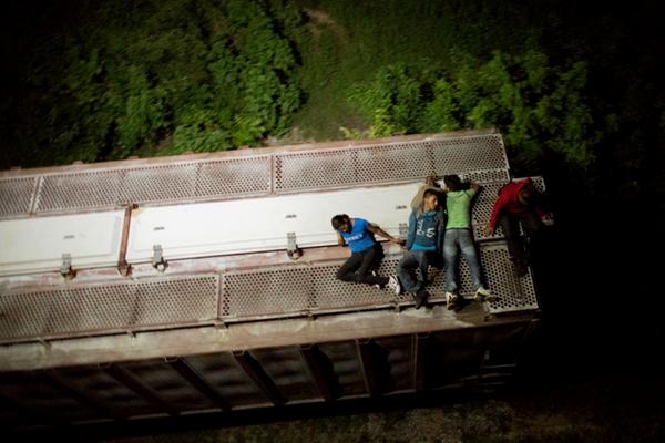 Pocos migrantes logran evadir los controles de seguridad de las autoridades mexicanas. (Foto Prensa Libre: AP)
