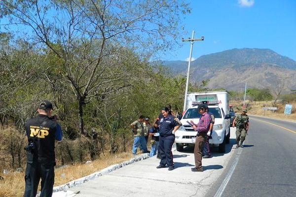 Investigadores trabajan en el lugar donde fue encontrado un feto en Río Hondo. (Foto Prensa Libre: Víctor Gómez) <br _mce_bogus="1"/>