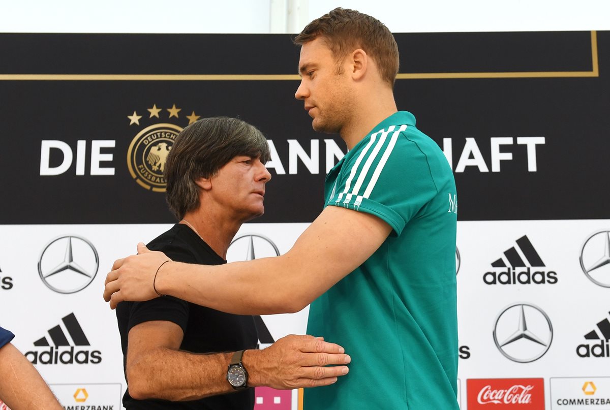 Joachim Löw saluda a Manuel Neuer durante la conferencia de prensa en la que se dio a conocer los convocados de Alemania. (Foto Prensa Libre: AFP)