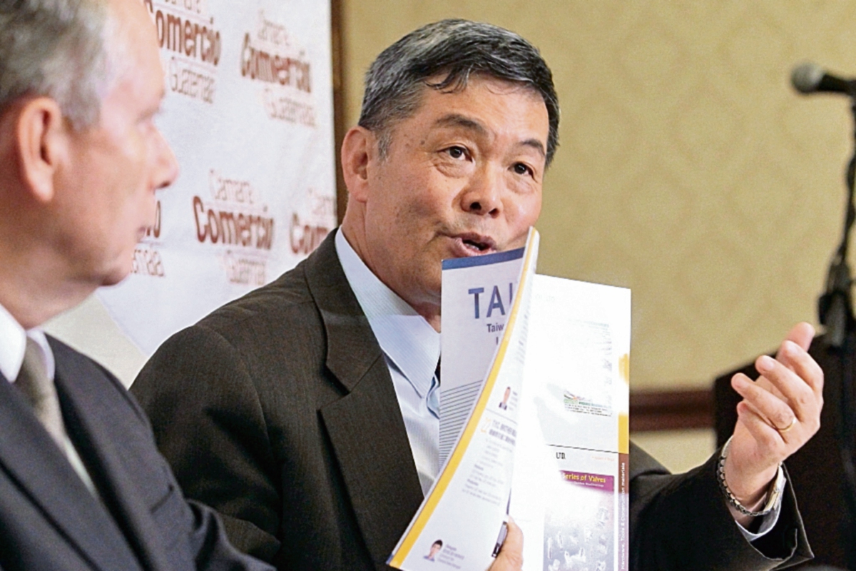 Adolfo Sun, embajador de Taiwán muestra el directorio de empresas que llegarán al país mañana. (Foto Prensa Libre: Álvaro Interiano)
