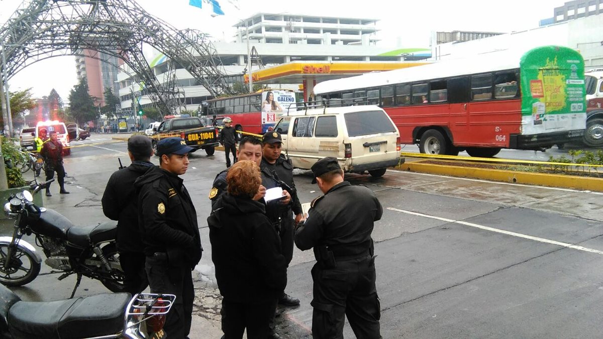 El microbús iba de la Terminal hacia la zona 15, cubriendo una ruta no autorizada. (Foto Prensa Libre: Érick Ávila)