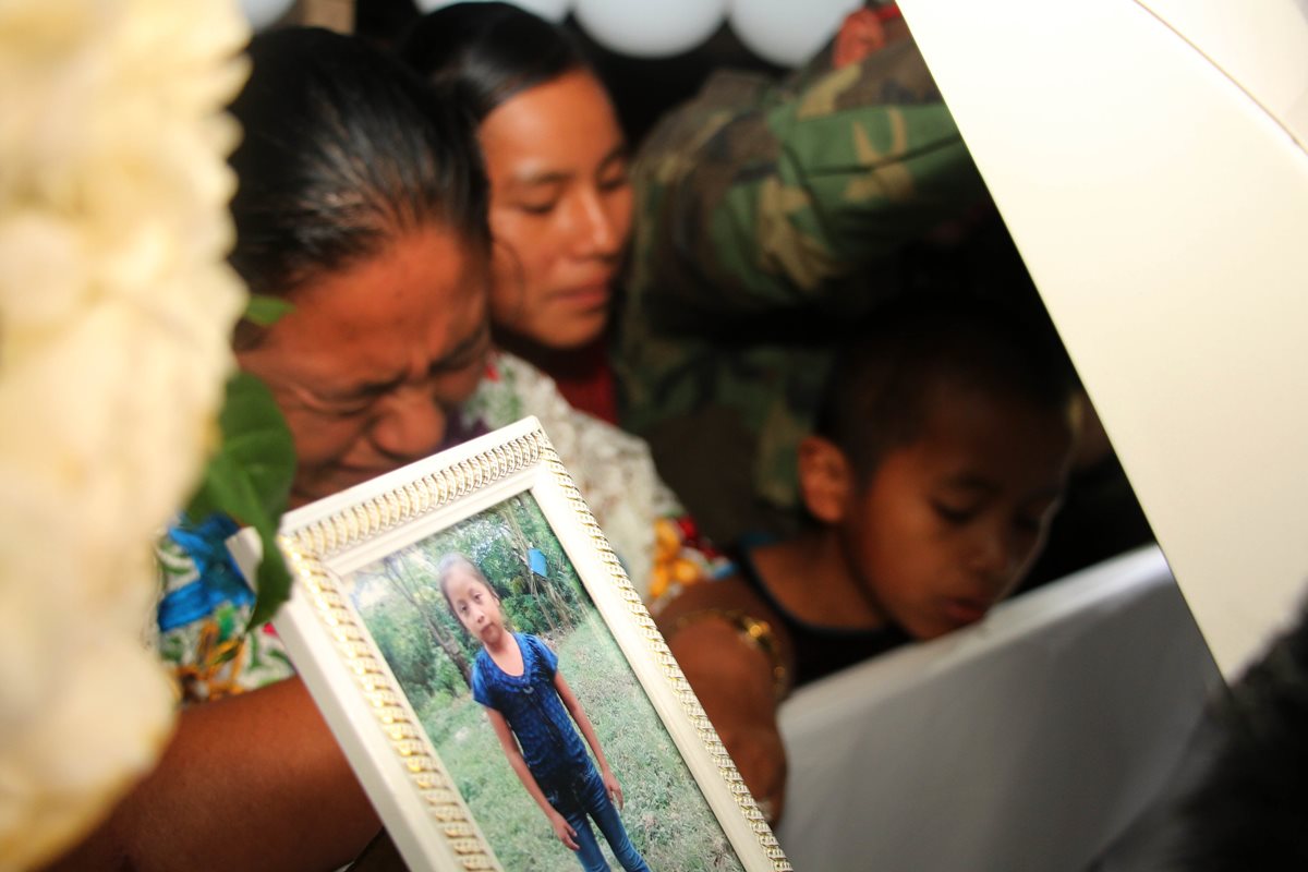 Familiares de Jakelin Caal lloran su muerte. (Foto Prensa Libre: Eduardo Sam Chun)