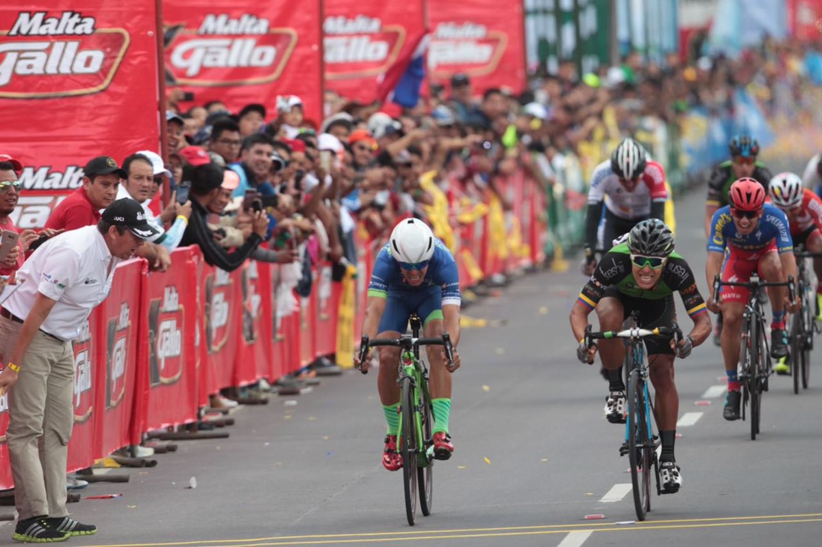 Espectacular cierre de la sexta etapa de la Vuelta, este sábado en Quetzaltenango. (Foto Prensa Libre: Carlos Vicente)