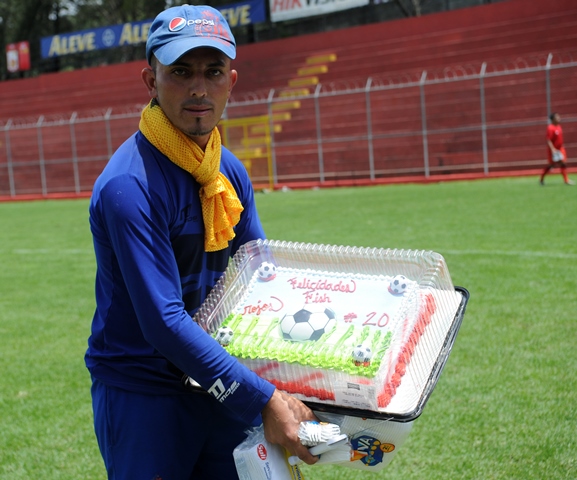 Fredy Morales "El Socio" utilero de Municipal muestra el pastel para Carlos Ruiz (Foto Prensa Libre: Óscar Felipe)