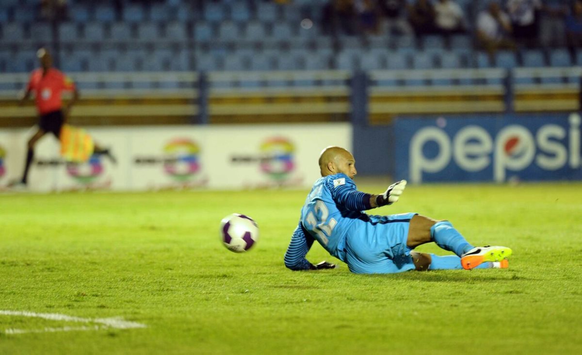 Tim Howard es vencido por un derechazo del Pescado Ruiz