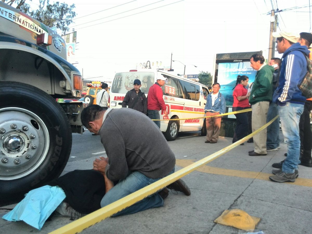 Presuntos extorsionistas mataron a balazos en la calzada Roosevelt, zona 7 capitalina, al transportista Flavio Castellanos de 34 años. (Foto Prensa Libre: E. Paredes)