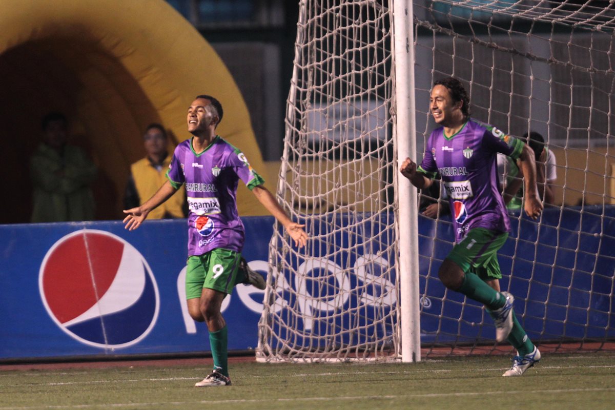 Enrique Miranda corre a celebrar después de anotar el gol que le dio el triunfo a Antigua GFC contra los cremas. (Foto Prensa Libre: Norvin Mendoza).