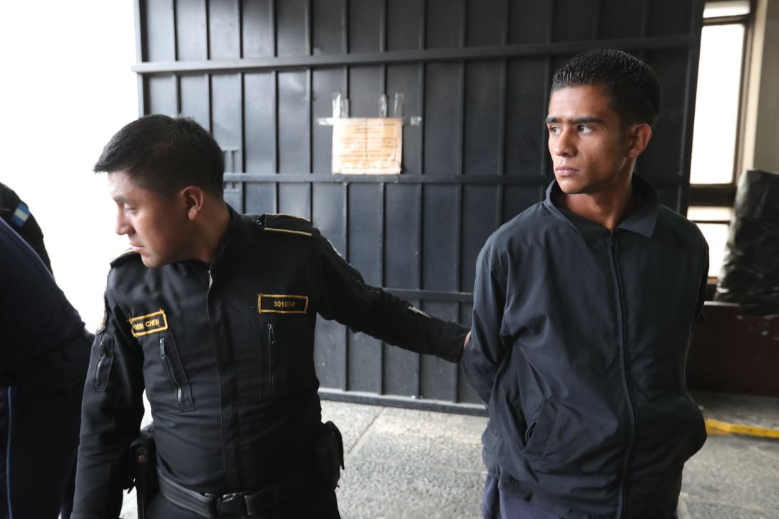 Jonathan Pérez fue capturado con cuatro armas y 20 celulares en una camioneta que circulaba por la 9a. calle de la colonia Castillo Lara, zona 7. (Foto Prensa Libre: Estuardo Paredes)