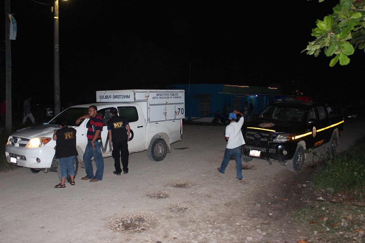 Fuerzas de seguridad acordonan el área donde un presunto delincuente fue baleado por desconocidos, en San Benito, Petén. (Foto Prensa Libre: Rigoberto Escobar)