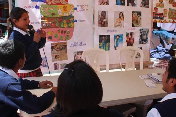 Una estudiante expone sobre la nutrición a varios de sus compañeros. (Foto Prensa Libre: Édgar Leonel Domínguez)<br _mce_bogus="1"/>
